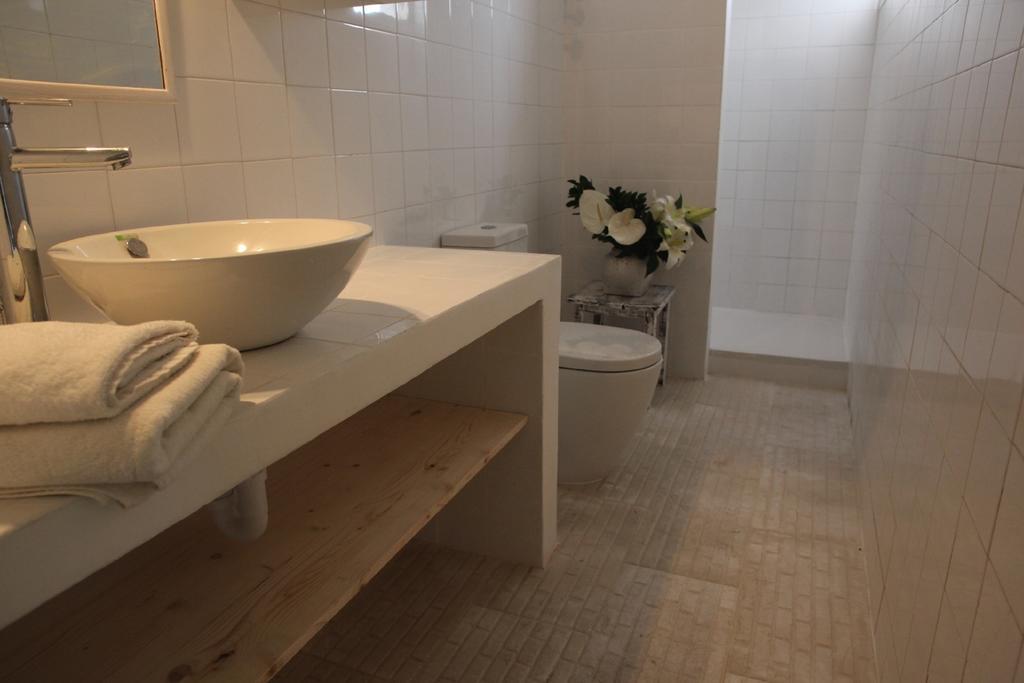 Chambre Lits Jumeaux avec Salle de Bains Commune et Balcon