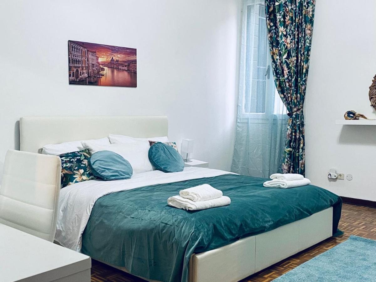 Chambre Lit Queen-Size avec Salle de Bains Commune
