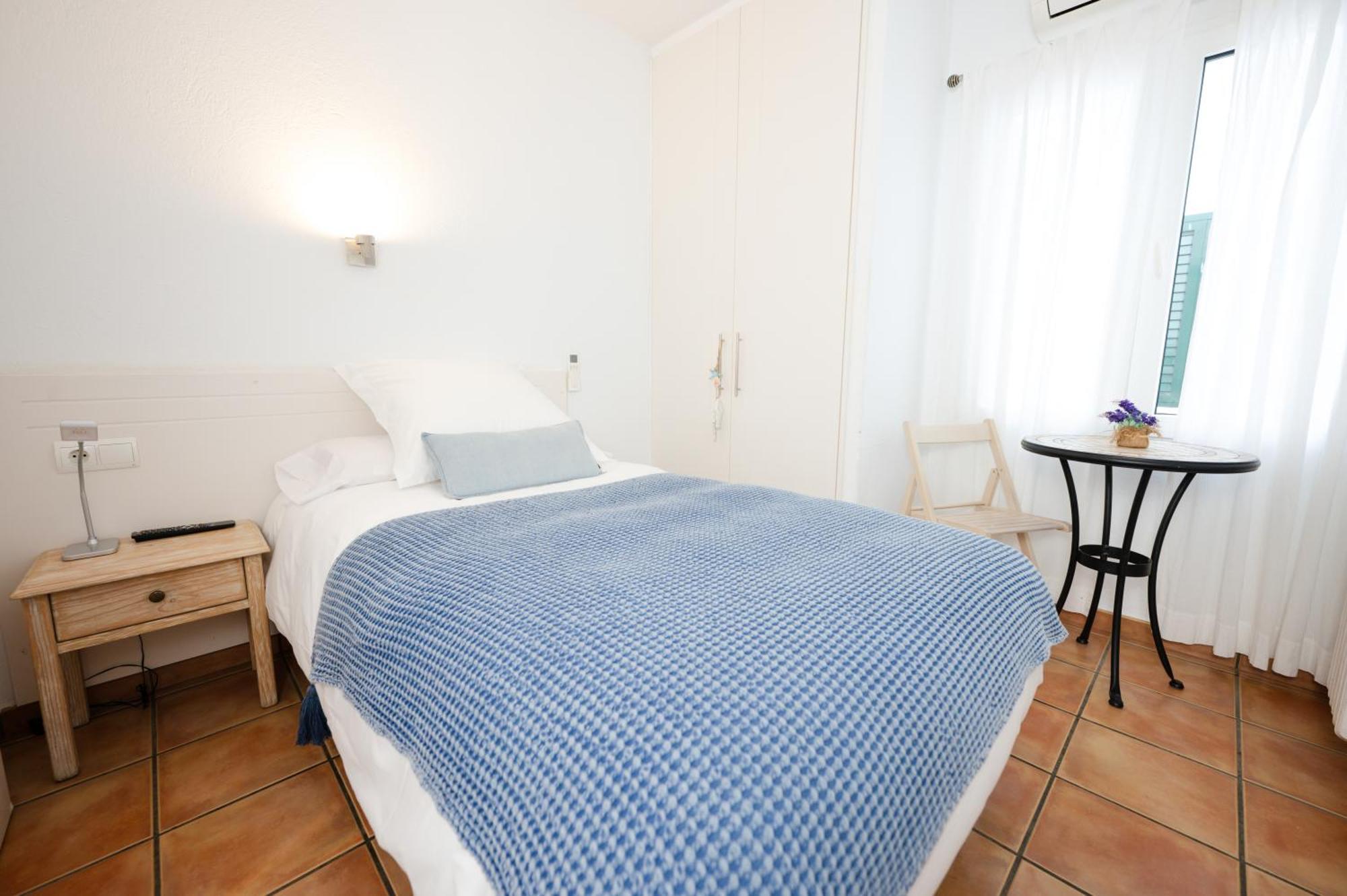Single Room with Private Bathroom,1527352711:JPEG