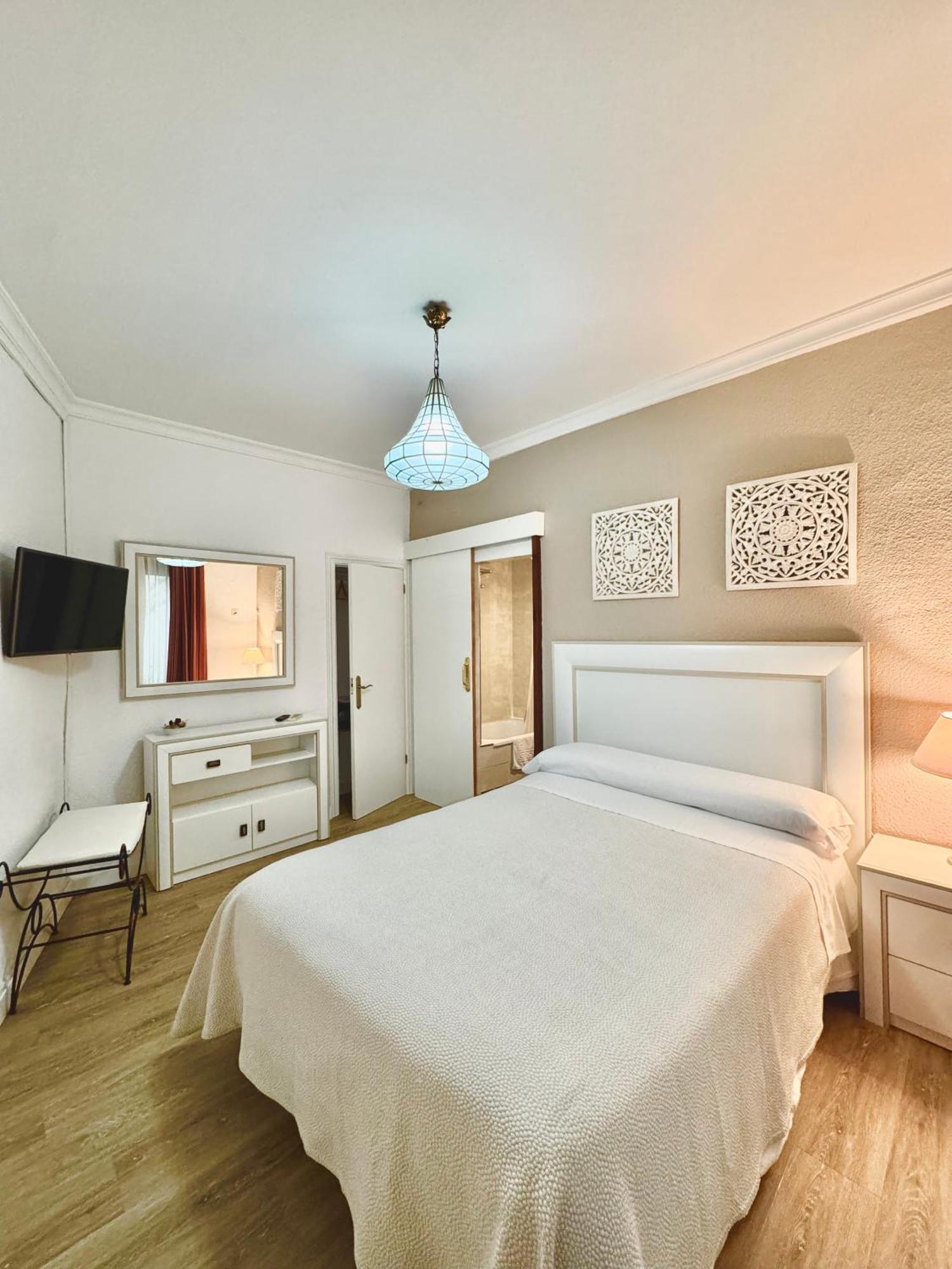 Double or Twin Room Private Bathroom