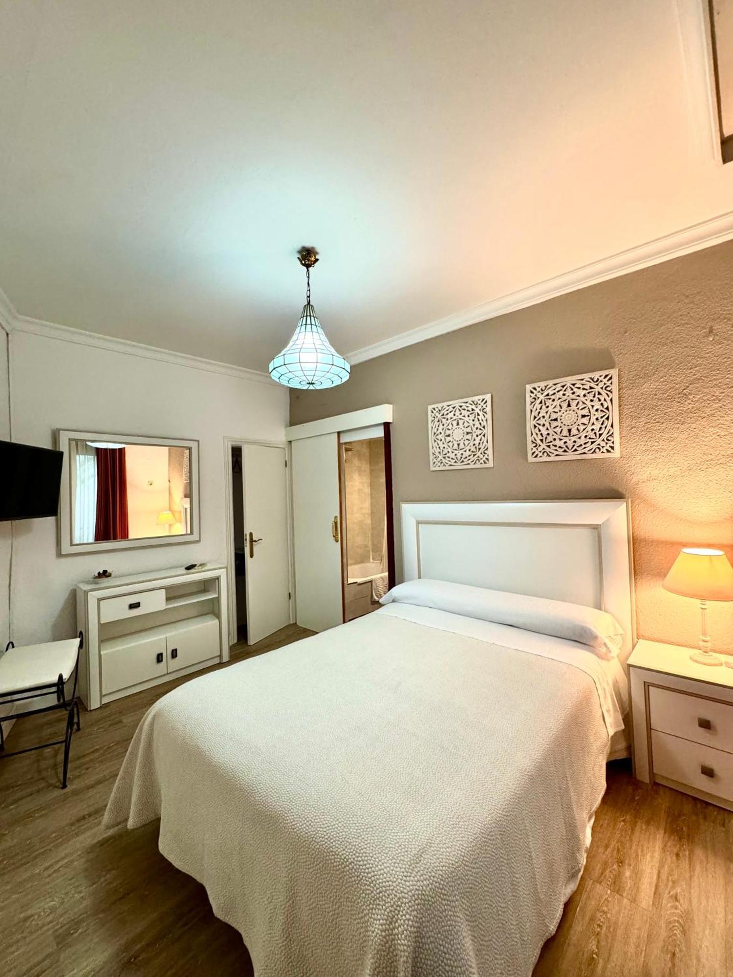 Double or Twin Room Private Bathroom
