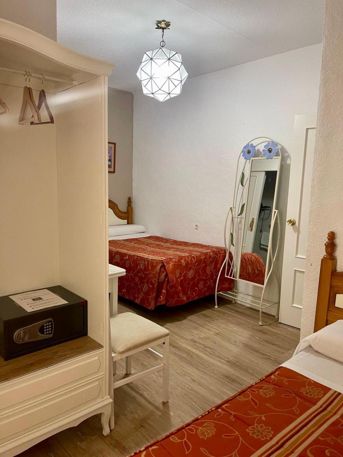 Double or Twin Room Private Bathroom