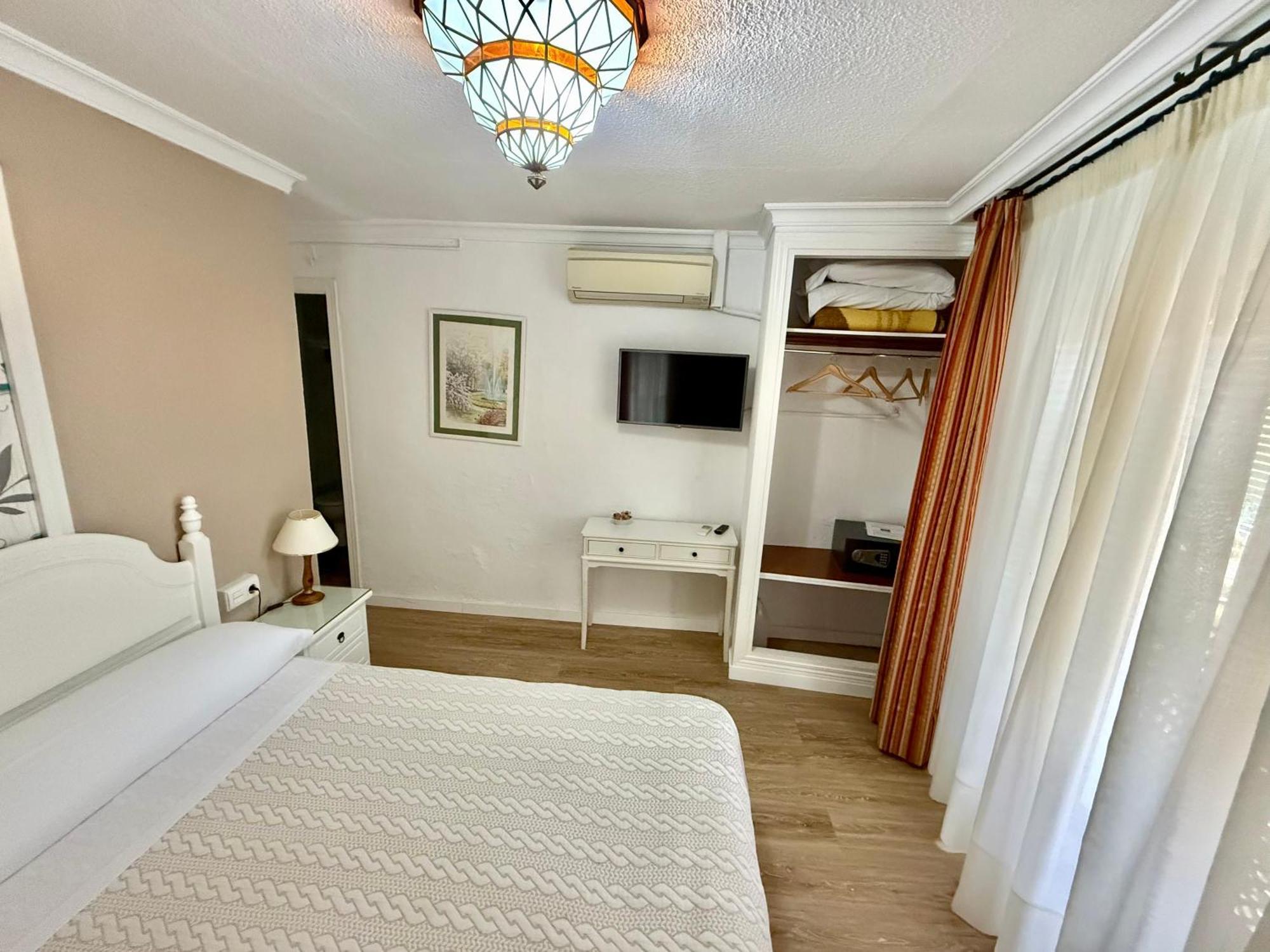 Double or Twin Room Private Bathroom
