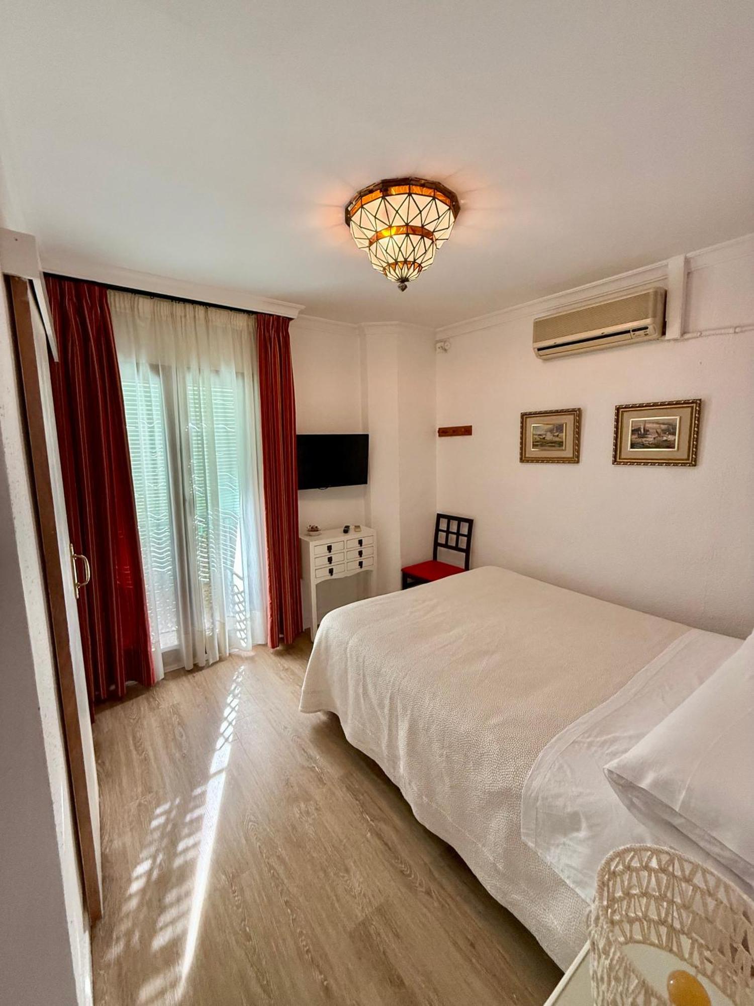 Double or Twin Room Private Bathroom