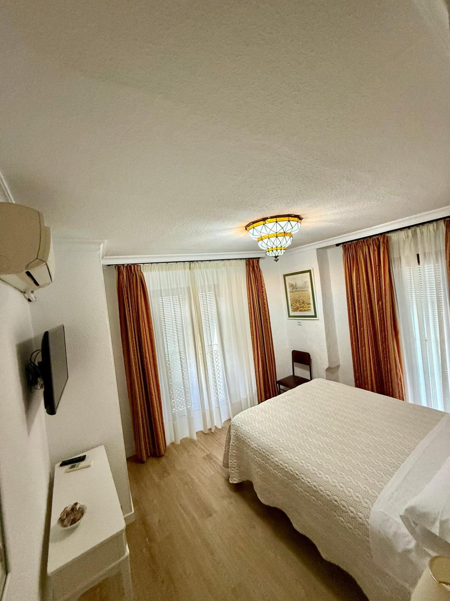 Double or Twin Room Private Bathroom
