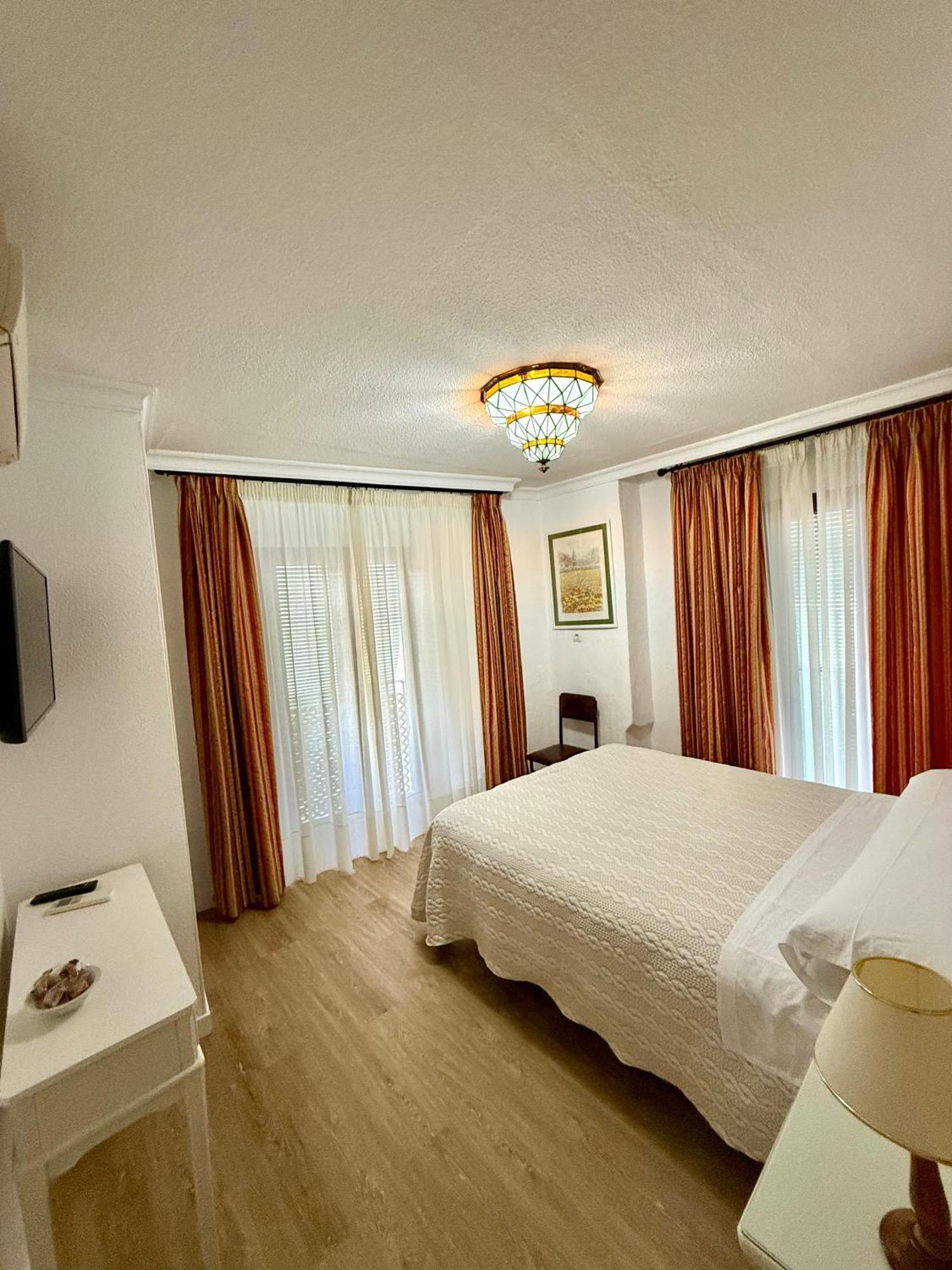Double or Twin Room Private Bathroom
