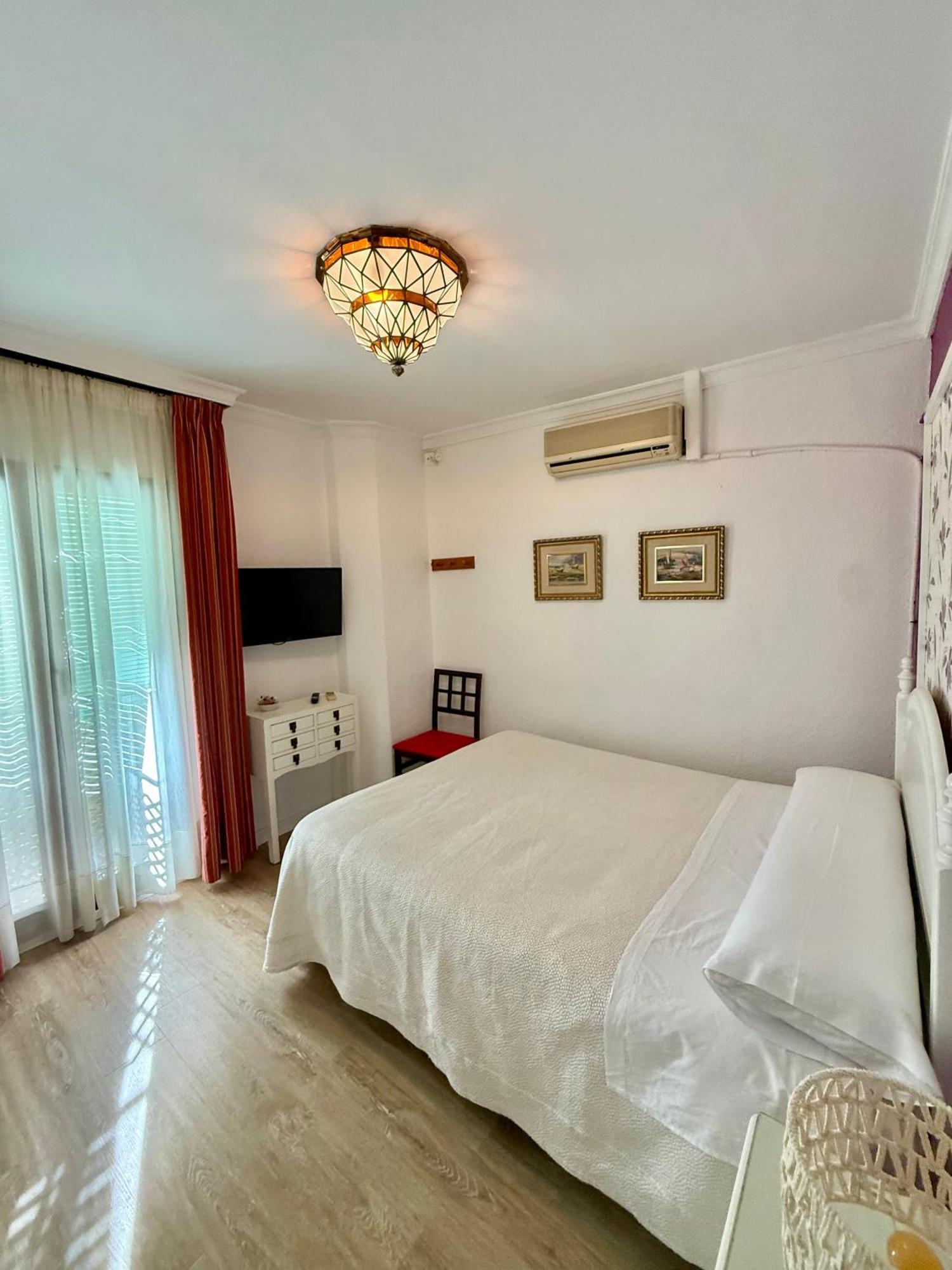 Double or Twin Room Private Bathroom