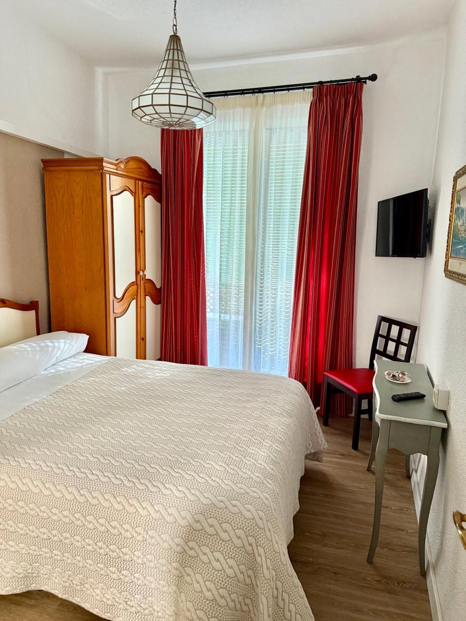 Double or Twin Room Private Bathroom