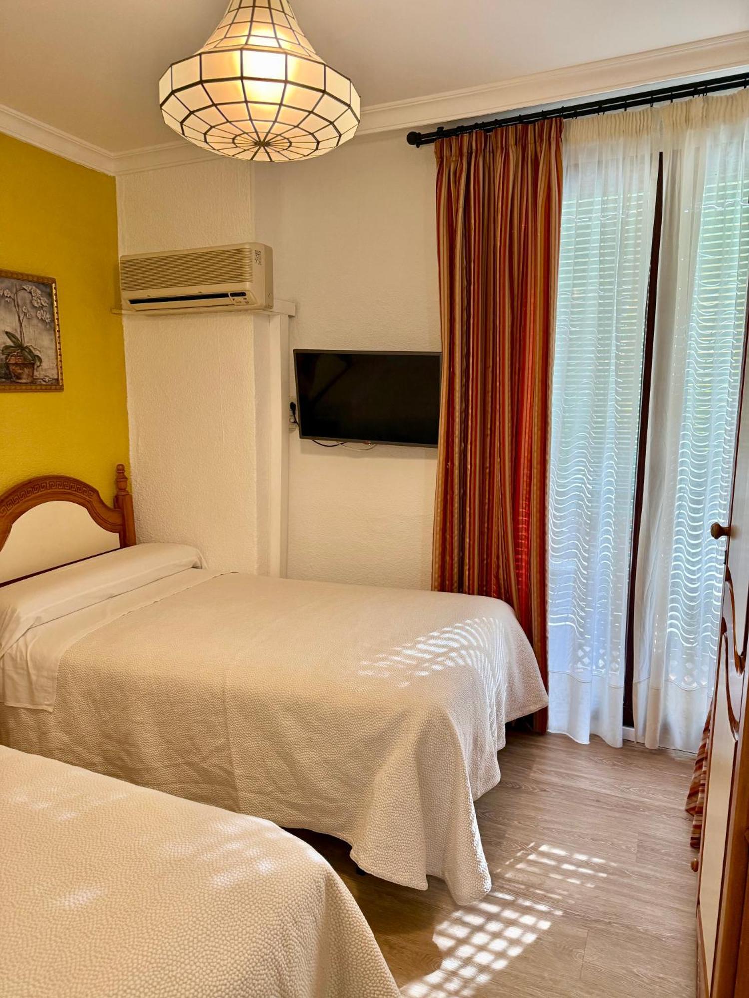 Double or Twin Room Private Bathroom