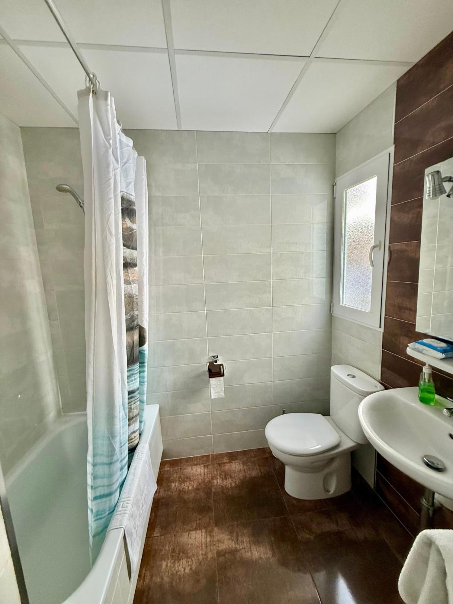Double or Twin Room Private Bathroom