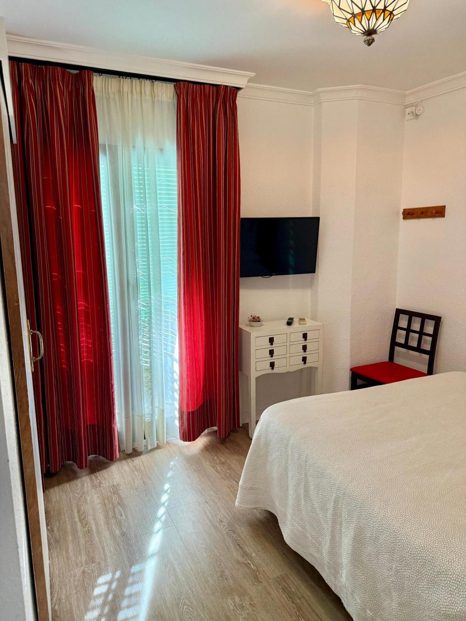 Double or Twin Room Private Bathroom