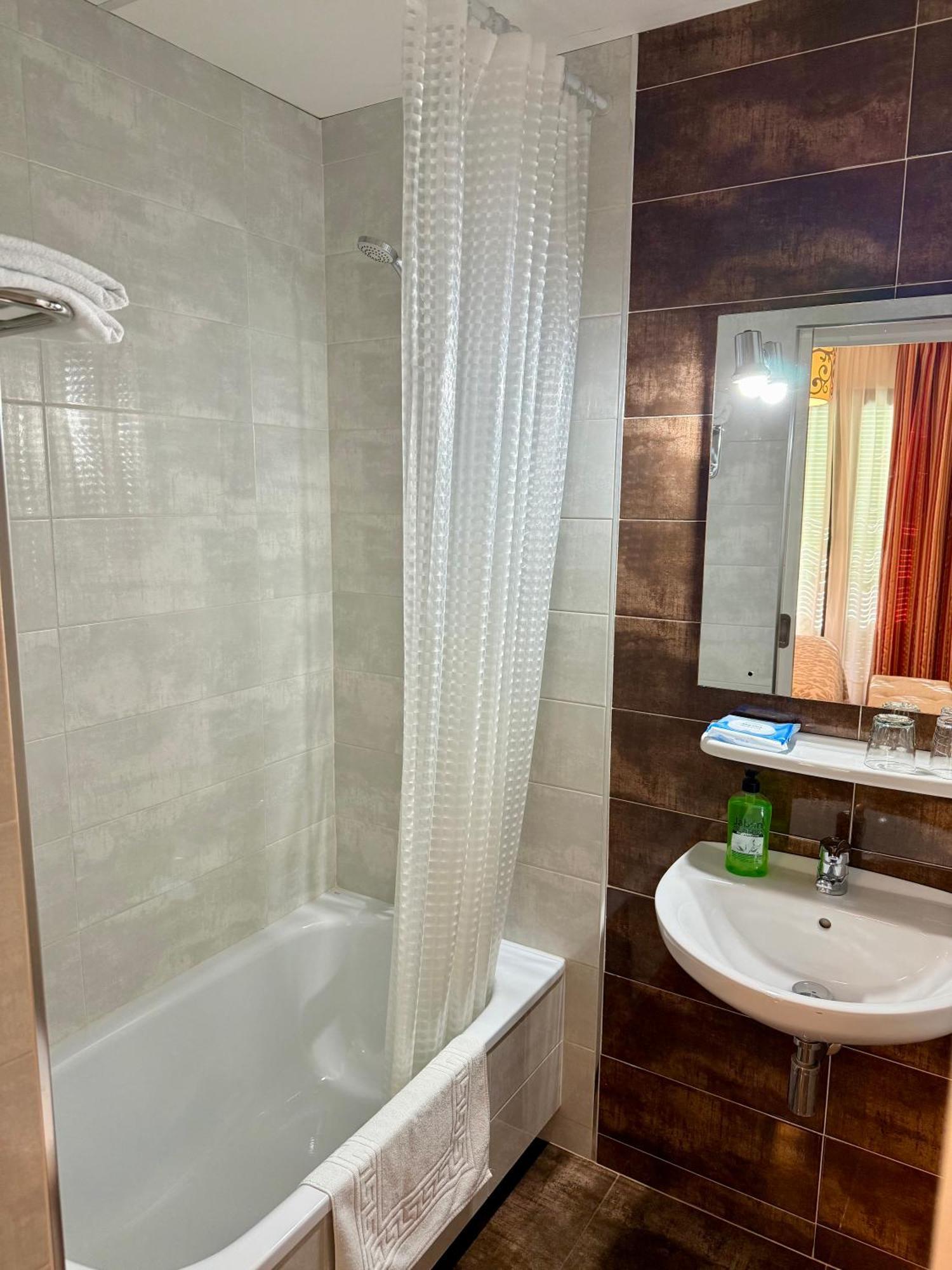 Double or Twin Room Private Bathroom