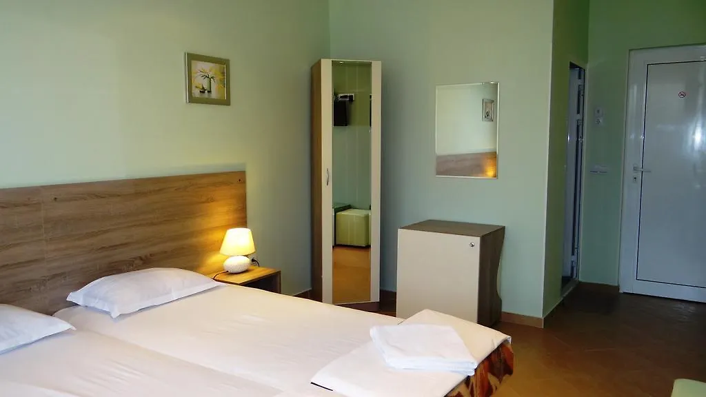 Guest Rooms Kom-1