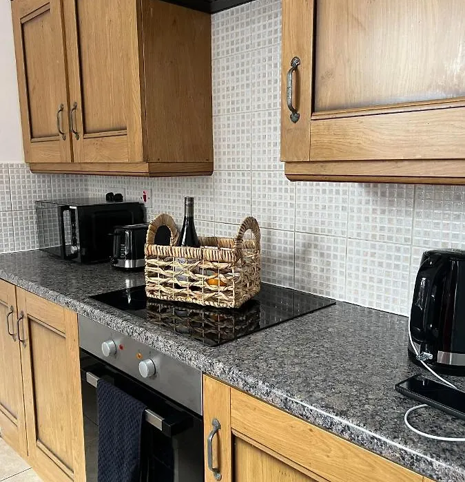 Cheerful 5 Bedrooms & En-Suite Bathrooms Town House-1
