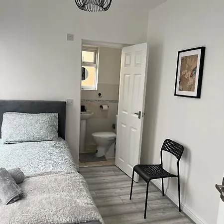 Cheerful 5 Bedrooms & En-Suite Bathrooms Town House-2
