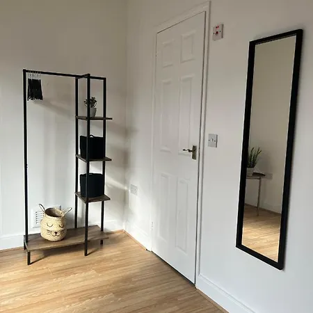Cheerful 5 Bedrooms & En-Suite Bathrooms Town House-3