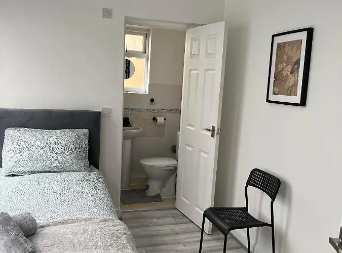 Cheerful 5 Bedrooms & En-Suite Bathrooms Town House