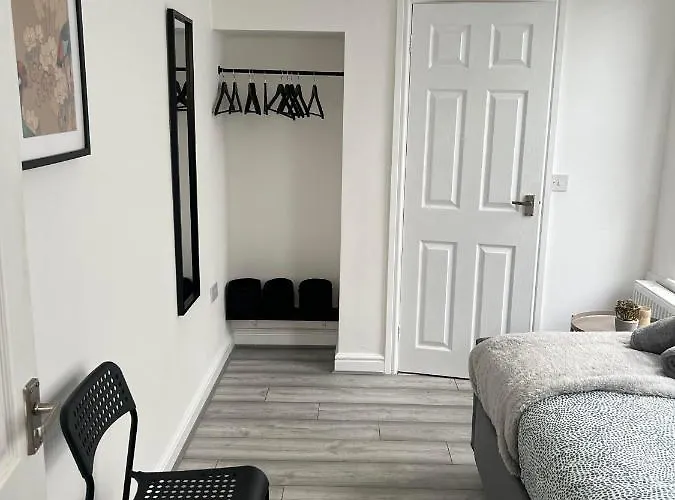 Cheerful 5 Bedrooms & En-Suite Bathrooms Town House