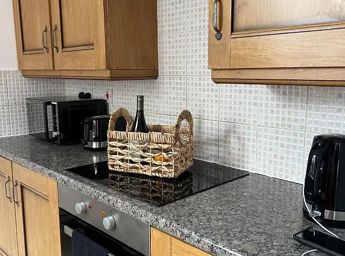 Cheerful 5 Bedrooms & En-Suite Bathrooms Town House