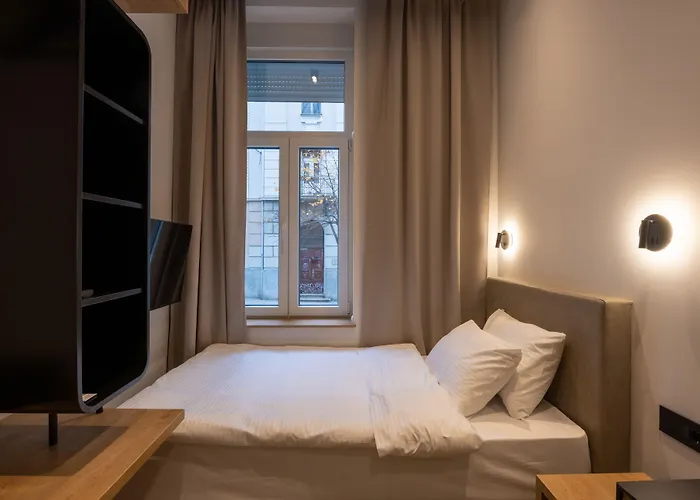 Hop Inn Rooms & Suites
