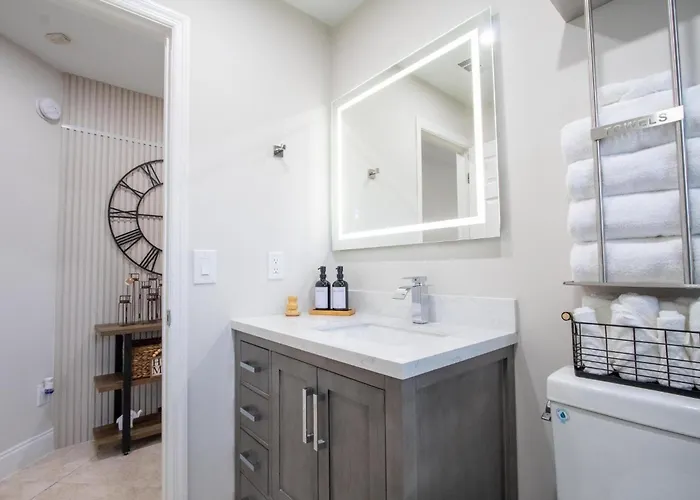 Longwood Private Suite - Near Orlando - Modern, Private Entrance, Fast Wifi