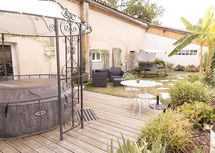 Au Clair de Vianne Jacuzzi et jardin privatifs pour la suite Romance