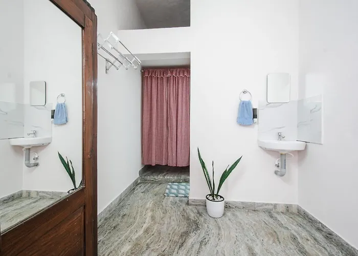 Cozy Studio - Panampilly Nagar